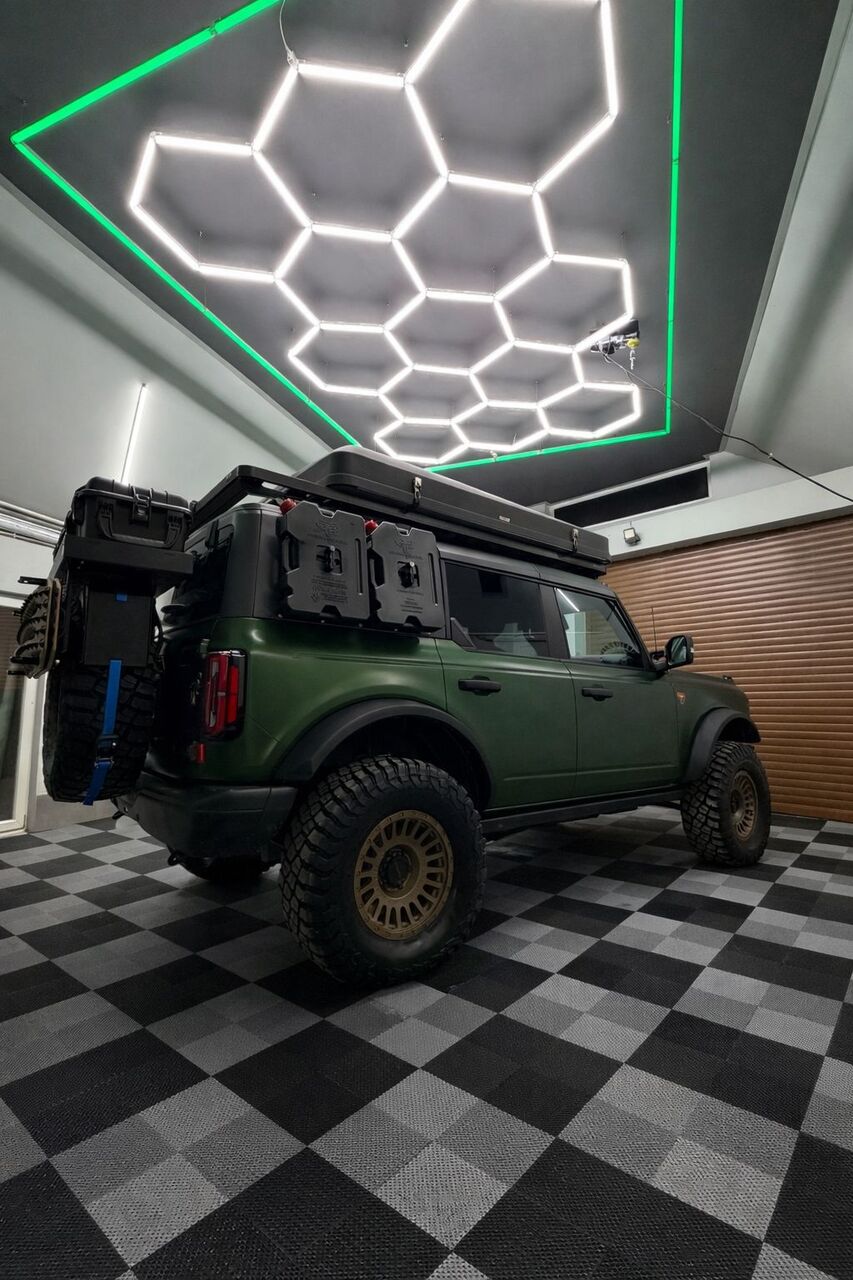 Ford Bronco po off-road úpravě v dílně Adventure Design