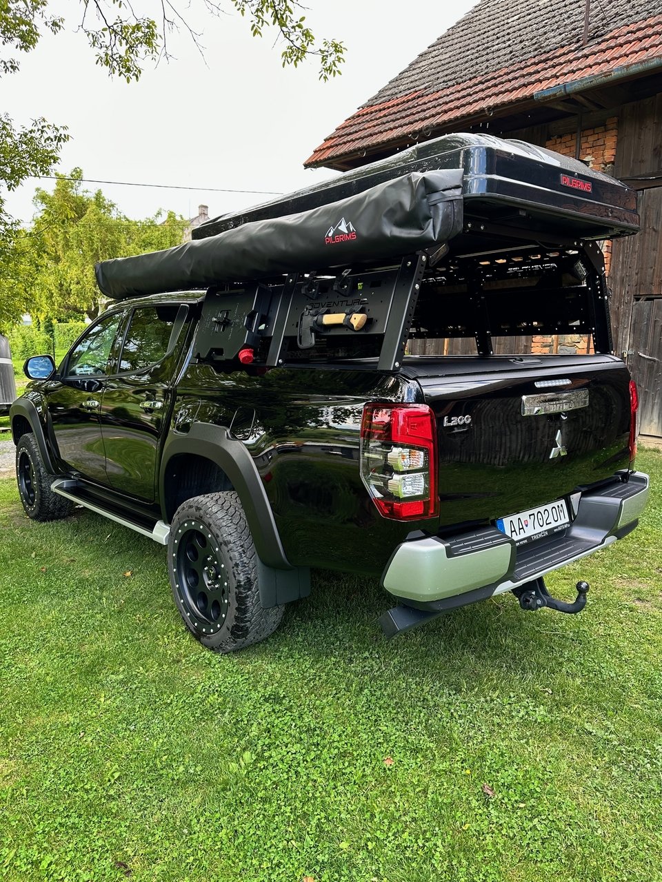 Mitsubishi L200 - interiér