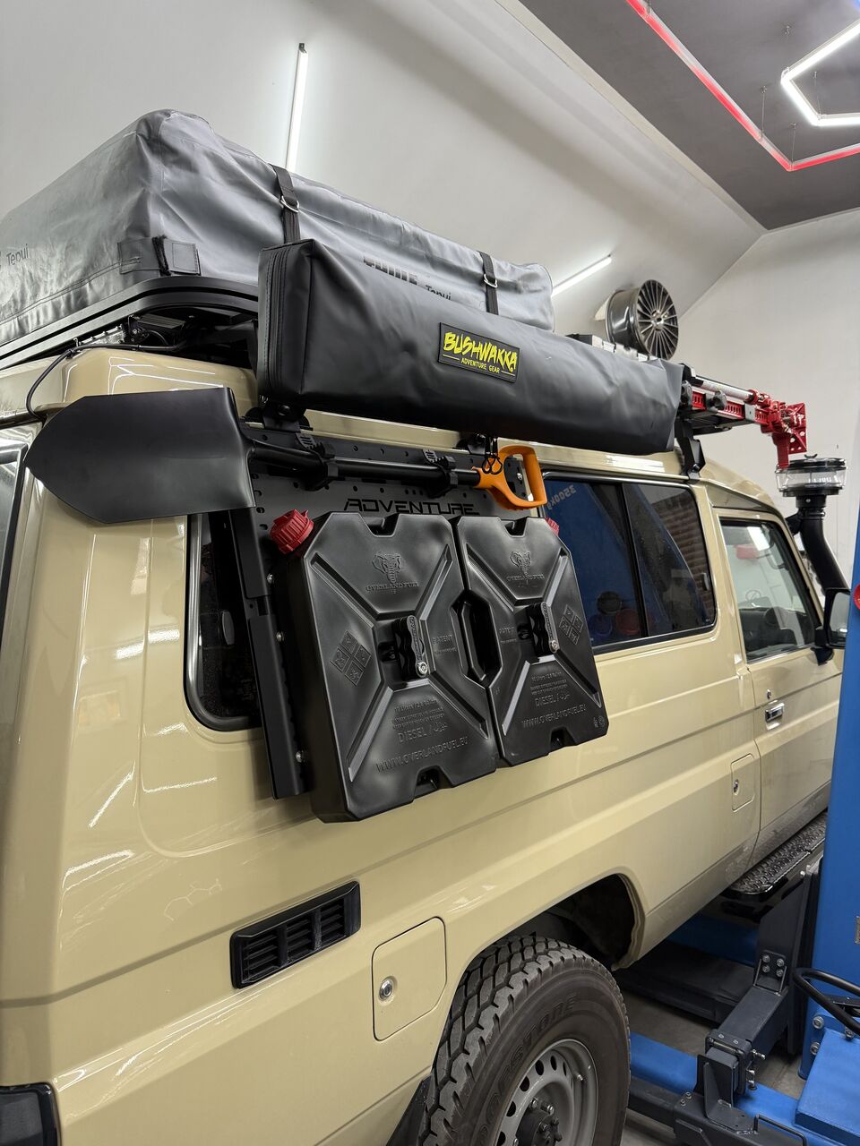 Toyota Land Cruiser 70 - Expediční úprava (6)
